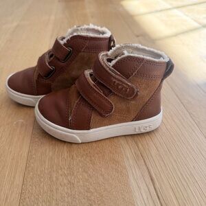 UGG Rennon Toddler Sneakers Boots Size 6 Chestnut Gently Used